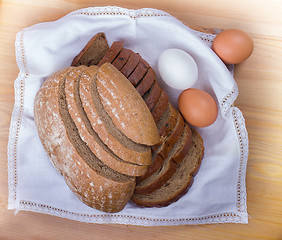 Image showing Freshly baked bread with homespun fabric 