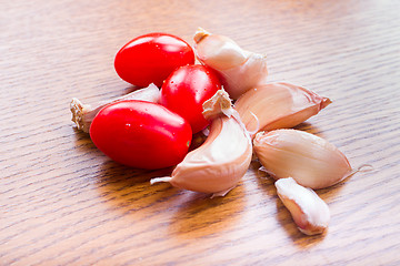 Image showing tomato garlic on a wooden kitchen table