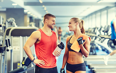 Image showing smiling man and woman talking in gym