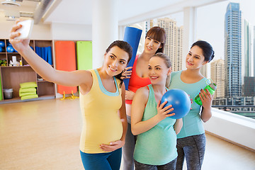 Image showing pregnant women taking selfie by smartphone in gym