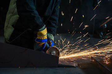 Image showing worker welding metal 