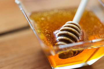 Image showing close up of honey in glass bowl and dipper