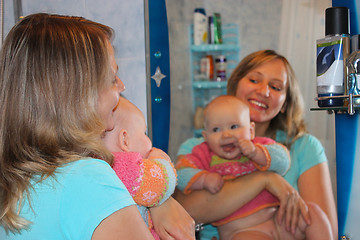 Image showing happy mother with her daughter in front of mirror