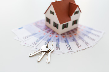 Image showing close up of home model, money and house keys