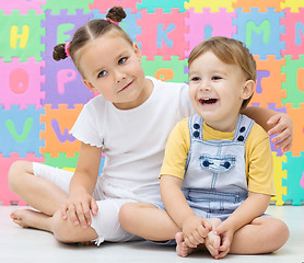 Image showing Children are sitting on floor