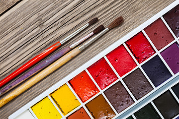 Image showing aquarelle paint-box and three brushes