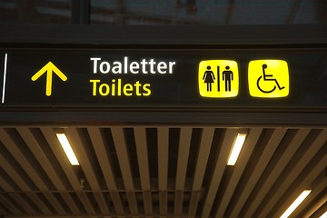 Image showing Toilet sign with arrow