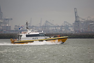 Image showing Pilot boat going fast