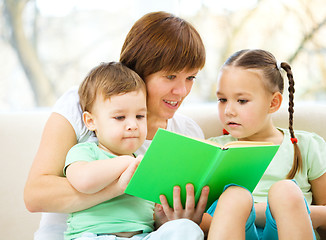 Image showing Family is reading book