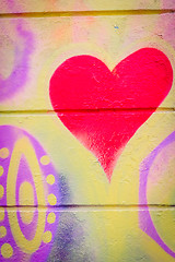 Image showing Grafitti with a heart on a concrete wall