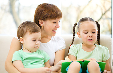 Image showing Family is reading book