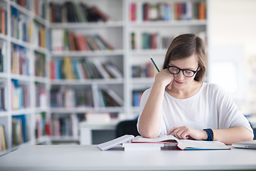 Image showing student study in library