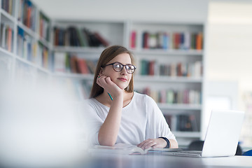 Image showing student study in library