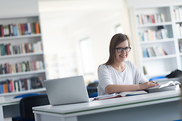 Image showing student study in library