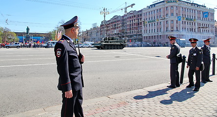 Image showing Policemen in cordon wait for motorcade on TverskayaStree