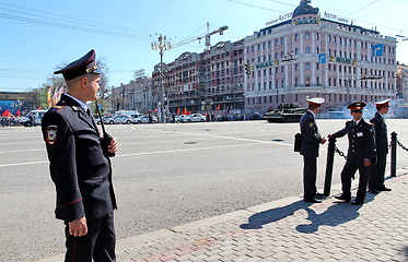 Image showing Policemen in cordon wait for motorcade on TverskayaStree