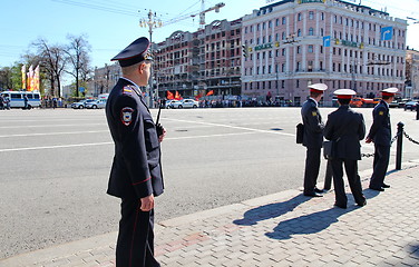 Image showing Policemen in cordon wait for motorcade on TverskayaStree