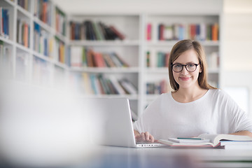 Image showing student study in library