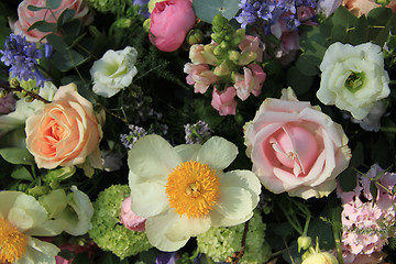 Image showing Mixed bridal arrangement