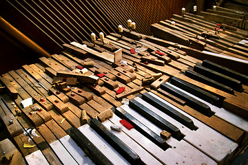 Image showing Old broken piano