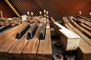 Image showing Old broken piano