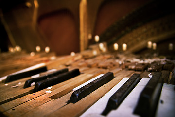 Image showing Old broken piano