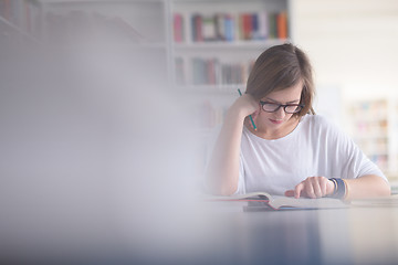 Image showing student study in library