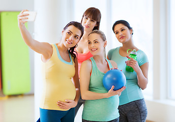 Image showing pregnant women taking selfie by smartphone in gym