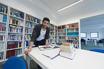 Image showing student study  in school library