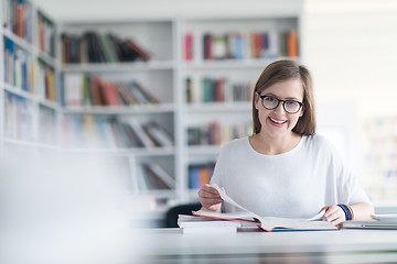 Image showing student study in library