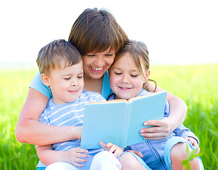 Image showing Family is reading book