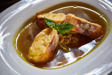 Image showing Bowl of tradiitonal French onion soup