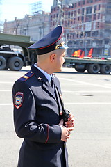 Image showing Policemen in cordon wait for motorcade on TverskayaStree