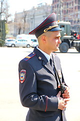 Image showing Policemen in cordon wait for motorcade on TverskayaStree