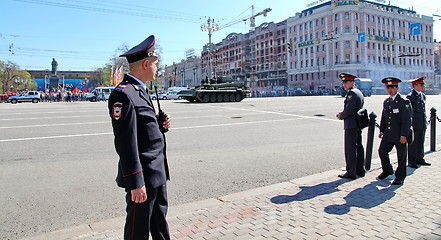 Image showing Policemen in cordon wait for motorcade on TverskayaStree