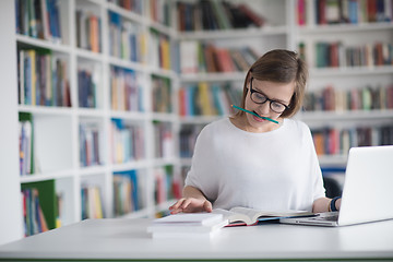 Image showing student study in library