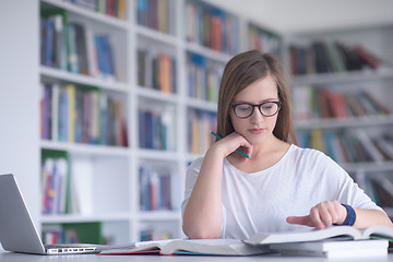 Image showing student study in library