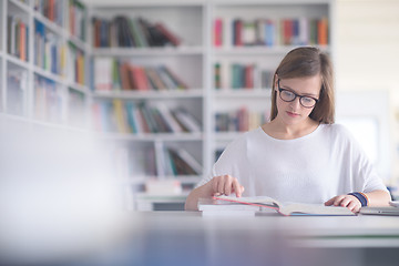 Image showing student study in library