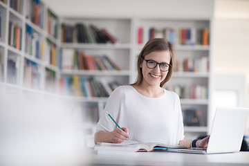 Image showing student study in library