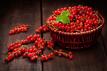 Image showing Redcurrant in wicker bowl on the table