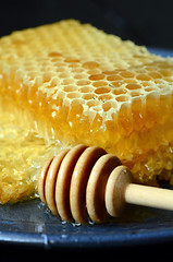 Image showing honeycomb and wooden dipper