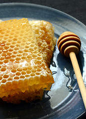Image showing honeycomb and wooden dipper
