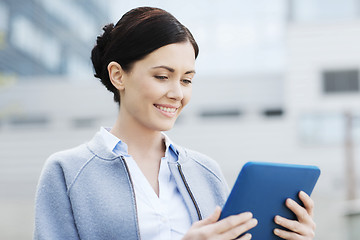 Image showing smiling business woman with tablet pc in city