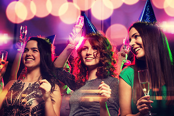 Image showing smiling friends with glasses of champagne in club