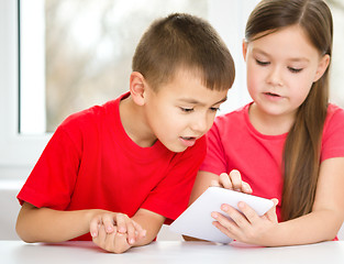 Image showing Children are using tablet