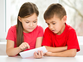 Image showing Children are using tablet