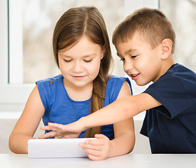 Image showing Children are using tablet