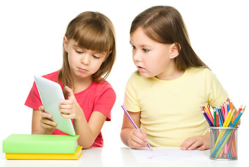 Image showing Children are using tablet