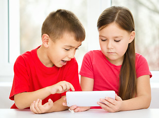 Image showing Children are using tablet