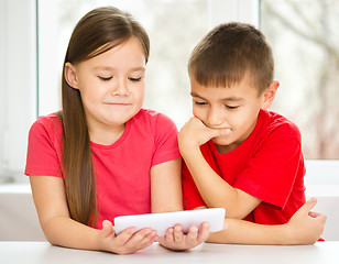 Image showing Children are using tablet